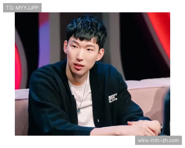 周琦穿拖鞋推菜篮子回家那一幕，赛场猛汉瞬间变邻家大叔